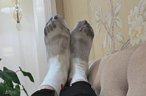 明星也踩雷！關曉彤曬掉色鞋子染黑襪子，瑕疵品無處不在